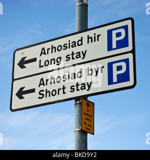 Un gallese bilingue inglese e segno per breve soggiorno parcheggio auto, Wales UK Foto Stock