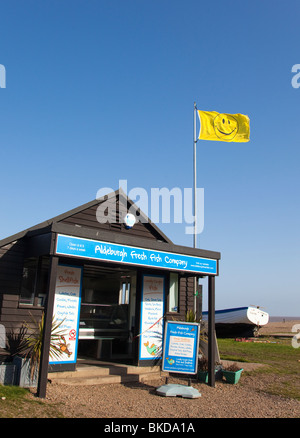 Aldeburgh Pesce Fresco Company, pesce del rivenditore in capanna sulla spiaggia di Aldeburgh, Suffolk, Regno Unito Foto Stock