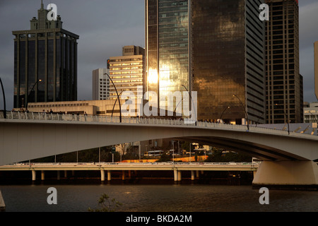 Luce della sera a Ponte Victoria ed il grattacielo a Brisbane, Queensland, Australia Foto Stock