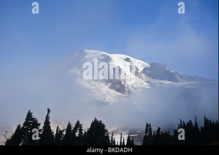 Mount Rainier emerge dalle nuvole, Washington Foto Stock