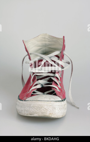 Un usurato, rosso Chuck Taylor Converse All Star casual boot. Foto Stock