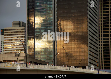 Luce della sera a Ponte Victoria ed il grattacielo a Brisbane, Queensland, Australia Foto Stock