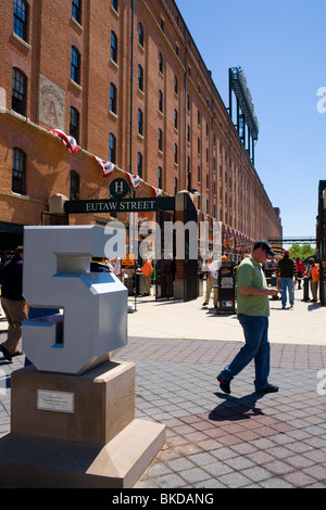 Concourse a Camden Yards prima di un gioco Orioles, Baltimore, Maryland, numero cinque onori Brooks Robinson Foto Stock