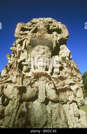 Honduras, Copan rovine Maya, Stela B, Main Plaza, faccia di 18 Coniglio, xiii righello. Foto Stock