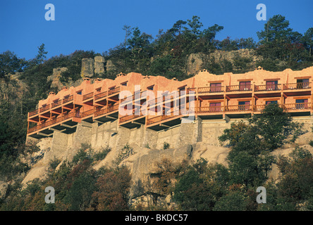 Messico, rame Canyon, Posada Barrancas Mirador Hotel, nuovo hotel a destra sul canyon rim. Foto Stock