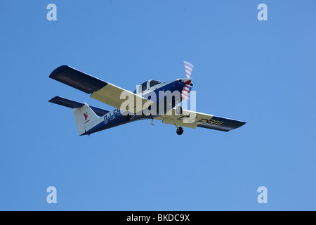 Una luce elica azionata aeromobili battenti contro un cielo blu Foto Stock