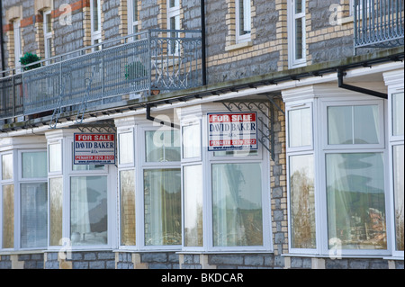 Terrazza del periodo case con agenti immobiliari in vendita segni in Penarth Vale of Glamorgan South Wales UK Foto Stock