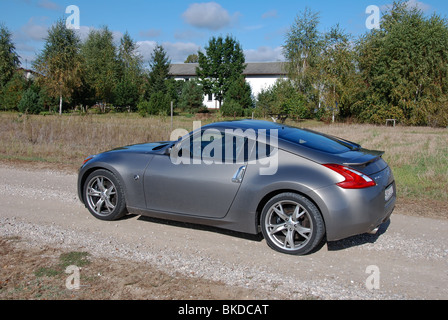 Nissan 370Z - 2009 - colore grigio metallico - due porte (2D) - Giappone popolare sport coupe - sulla strada di ghiaia Foto Stock