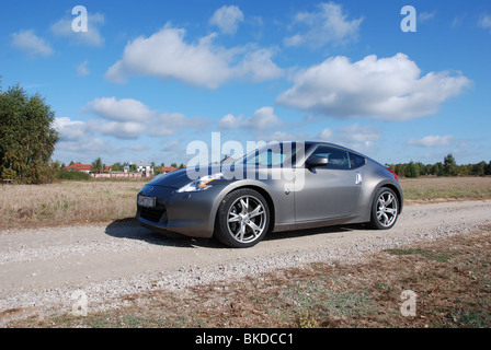 Nissan 370Z - 2009 - colore grigio metallico - due porte (2D) - Giappone popolare sport coupe - sulla strada di ghiaia Foto Stock