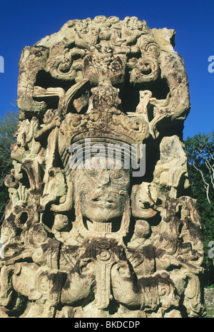 Honduras, Copan rovine Maya, dettaglio di Stela H, Main Plaza, faccia di 18 Coniglio, xiii righello. Foto Stock