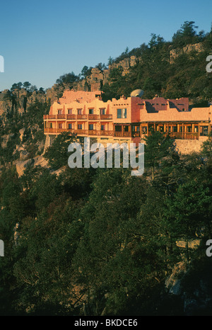 Messico, rame Canyon, Posada Barrancas Mirador Hotel, nuovo hotel a destra sul canyon rim. Foto Stock