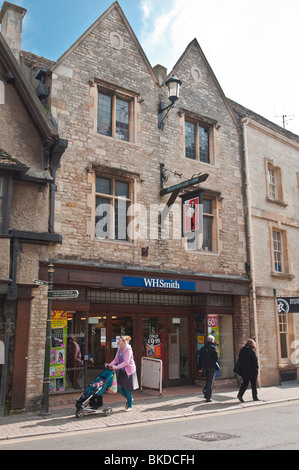 WH Smith store entro il periodo di vecchi edifici in pietra nella città mercato di Cirencester, Cotswolds, Gloucestershire, Regno Unito Foto Stock