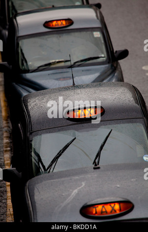 Londra Taxi coda o London Taxi - London Black Cabs in attesa di noleggio. Foto Stock