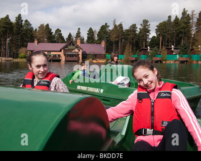 La famiglia sul pedalò a Center Parcs, Inghilterra Foto Stock