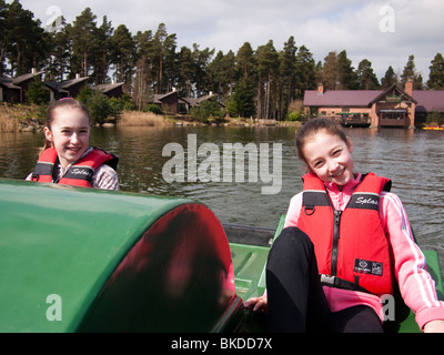 Due ragazze su un pedalò, Center Parcs Foto Stock