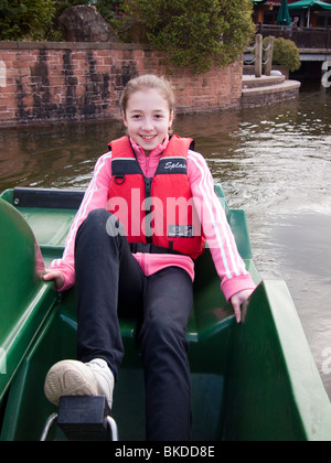 Giovane ragazza sul pedalò, Center Parcs, Inghilterra Foto Stock