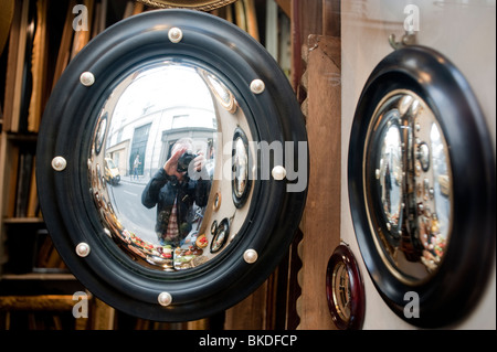 Incorniciatura di disegni Store nel Quartiere Latino, Parigi-American Art', al di fuori della vetrina Foto Stock