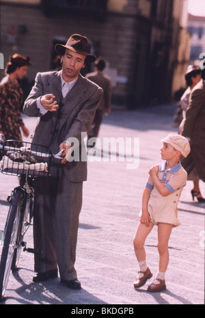 La vita è bella (1997) ROBERTO BENIGNI, GIORGIO CANTARINI LFIB 002 Foto Stock