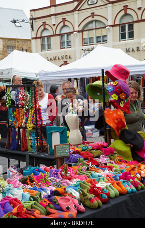 Pantofola e Hat stallo, al mercato del sabato, Salamanca Place, Hobart, Tasmania, Australia Foto Stock