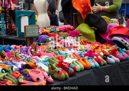 Pantofola e Hat stallo, al mercato del sabato, Salamanca Place, Hobart, Tasmania, Australia Foto Stock