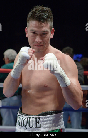 Boxer Enrique Ornelas Posa di vittoria Foto Stock