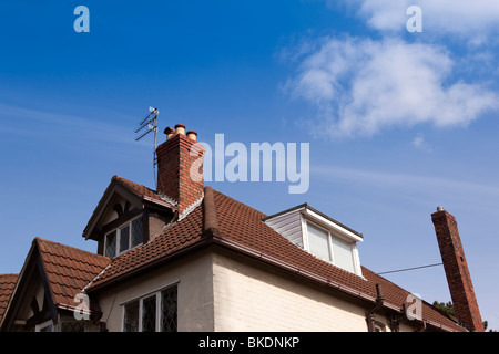 Meteo arrivo dell'estate, perfetto cielo blu su interno tetto della casa Foto Stock