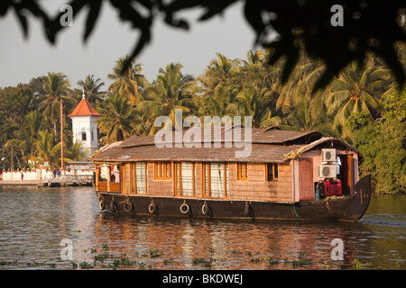 India Kerala, Alappuzha, Chennamkary, grandi kettuvallam houseboat passando a San Giuseppe chiesa cattolica tower Foto Stock