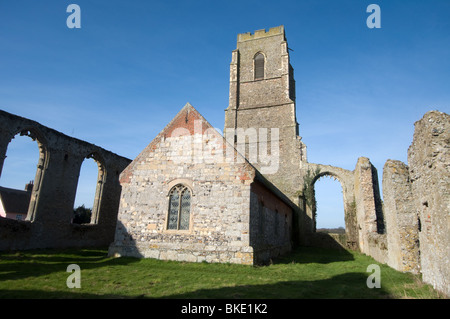 Le rovine della chiesa di St Andrew con la torre della chiesa nuova a Covehithe Suffolk East Anglia England Regno Unito Foto Stock