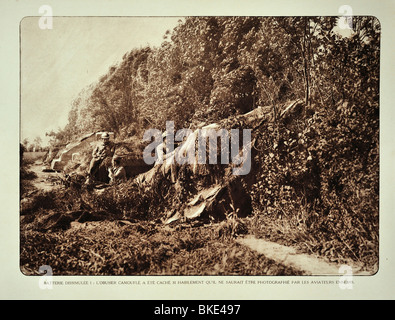 WW1 soldati belgi / gunners sparare cannoni da dietro gli schermi di mimetizzazione, Fiandre Occidentali durante la Prima Guerra Mondiale uno, Belgio Foto Stock