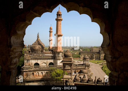 La moschea Asfi all'interno della bara-Imambara complessa, Lucknow, Uttar Pradesh, India Foto Stock
