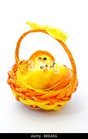 Giocattolo pulcini di pasqua nel cestello Foto Stock