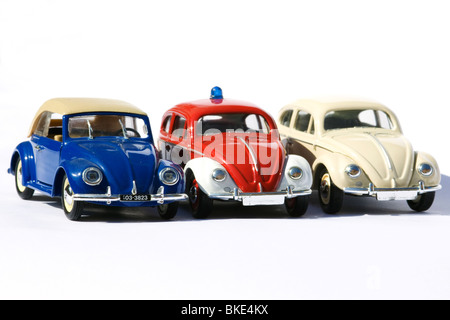 Collezione pressofuso modello giocattolo di tre Volkswagen Beetle automobili su sfondo bianco Foto Stock