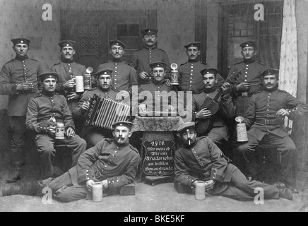 Militari, Germania, Baviera, soldati del 12th Reggimento di fanteria con guitar, fisarmonica e brocche di birra, foto di gruppo, Neu-Ulm, 1914, Foto Stock