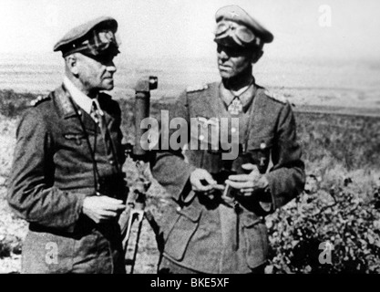 Paulus, Friedrich 23.9.1890 - 1.2.1957, generale tedesco, comandante dell'esercito tedesco 6th, a mezza lunghezza, con il generale Heitz, durante l'offensiva verso Stalingrado, estate 1942, Foto Stock