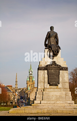 Andrew Carnegie statua guardando giù Bridge Street, Dunfermline Foto Stock