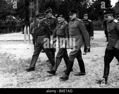 Montgomery, Bernard Law, 17.11.1887 - 24.3.1976, British Field maresciallo, foto di gruppo, con il maresciallo sovietico Konstantin Rokossovsky, incontro al fiume Elba, 10.5.1945, Foto Stock