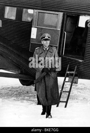 Paulus, Friedrich, 23.9.1890 - 1.2.1957, generale tedesco, comandante dell'esercito tedesco 6th, a tutta lunghezza, che ritorna a Stalingrado dopo un briefing, circa dicembre 1942, Foto Stock