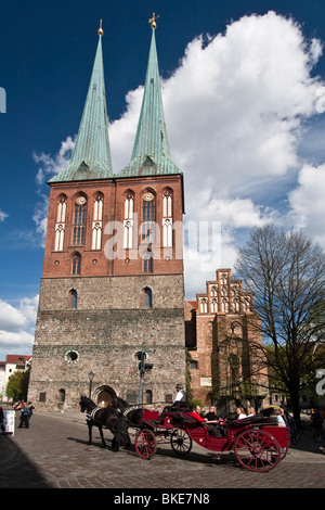 Il carrello nella parte anteriore del Nikolaikriche, chiesa di San Nicola , Berlino, centro Foto Stock