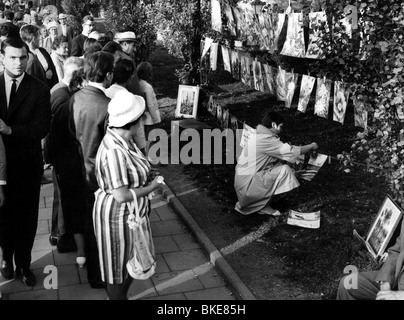 Geografia / viaggio, Germania, Monaco di Baviera, Schwabing, mercato della pittura a Leopoldstrasse, 1960s, 60s, 20th secolo, storico, storico, stand, arte, vendita, vendita, commercio d'arte, commercio d'arte, passer-by, passerby, passanti, interessati, donne, donne, uomini, uomini, Foto Stock