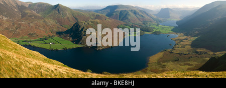 Panorama di Crummock acqua e Buttermere da Mellbreak, nel distretto del lago, Cumbria, Regno Unito, Europa Foto Stock