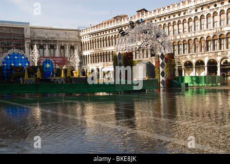 Acqua alta durante il Carnevale in Piazza San Marco, Venezia, Italia Foto Stock