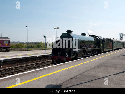 Stazione ferroviaria meridionale King Arthur classe locomotiva di Didcot Parkway station con escursione in treno UK -2 Foto Stock