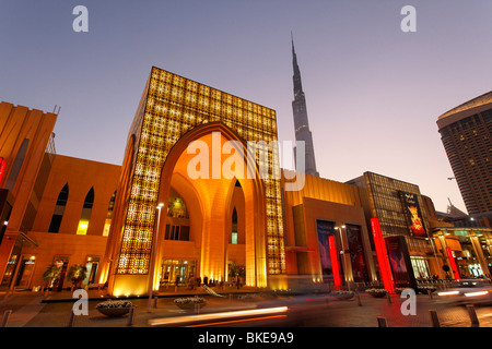 Dubai Mall vicino a Burj Khalifa , centro commerciale più grande del mondo con più di 1200 negozi, Dubai, Emirati arabi uniti Foto Stock