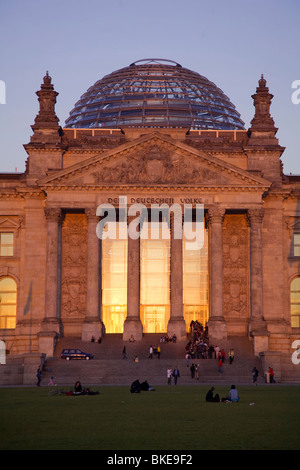 Edificio del Reichstag al tramonto a Berlino Germania Foto Stock