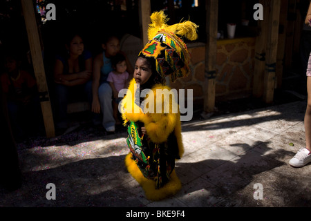 Un giovane ballerino Chinelo esegue durante i festeggiamenti del carnevale in Yautepec, Messico Foto Stock