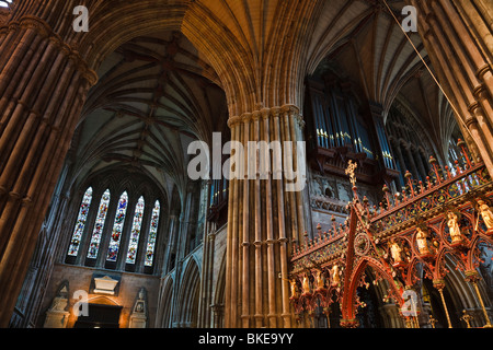 Interno di Lichfield Cathedral che mostra la schermata di grattacieli Skidmore, pilastri e con soffitto a volta, Lichfield, Staffordshire, England, Regno Unito Foto Stock