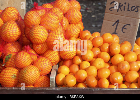 Tangerine arance sul mercato mediterraneo Foto Stock