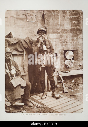 La prima guerra mondiale i soldati con maschere a gas nei pressi di bunker in trincea in Fiandra occidentale durante la Prima Guerra Mondiale uno, Belgio Foto Stock