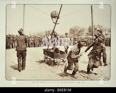 Belga di WW1 soldati al resto giocando sulla spiaggia di Nieuport costa, Fiandre Occidentali durante la Prima Guerra Mondiale uno, Belgio Foto Stock