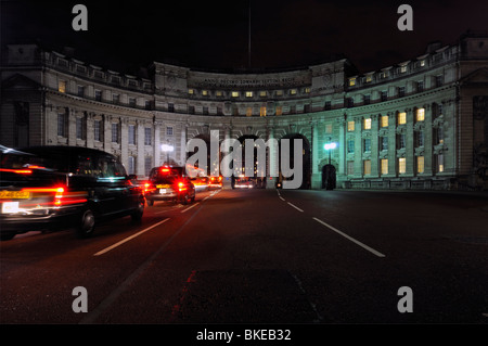 I taxi di notte andando attraverso Admiralty Arch, The Mall, London, Regno Unito Foto Stock